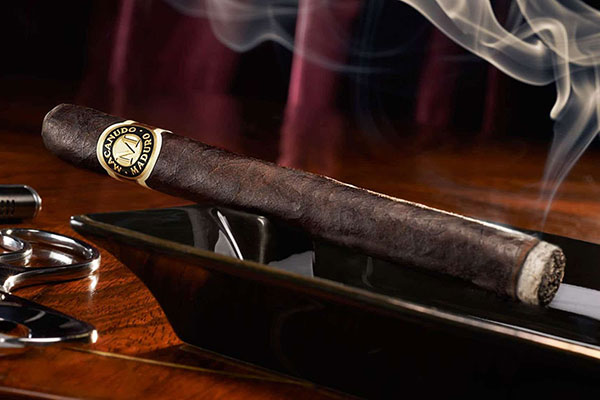 Cách thưởng thức điếu cigar mạnh